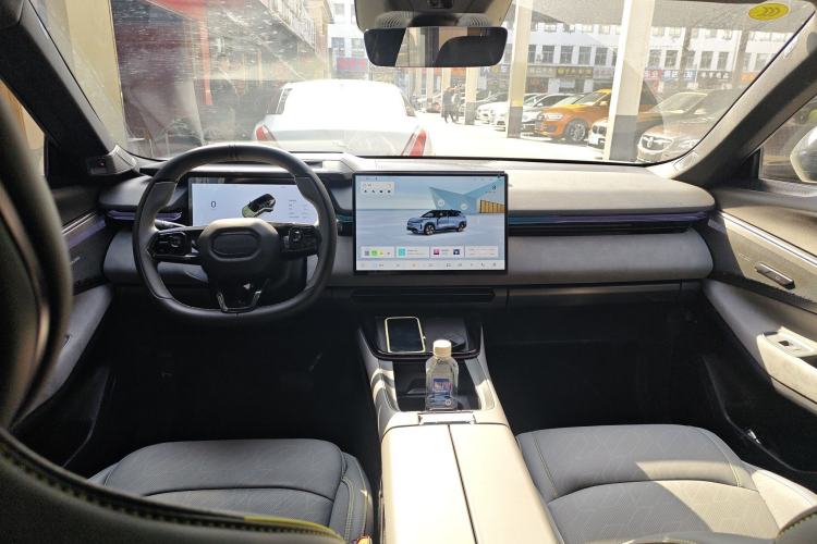 Used Lynk & Co 08 EM-P 2025 220 km All-Wheel-Drive Performance Halo