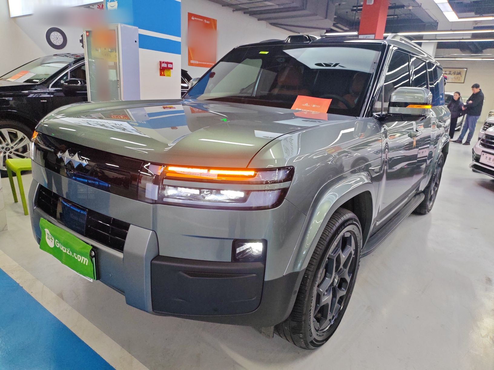 تحت مقدمة السيارة