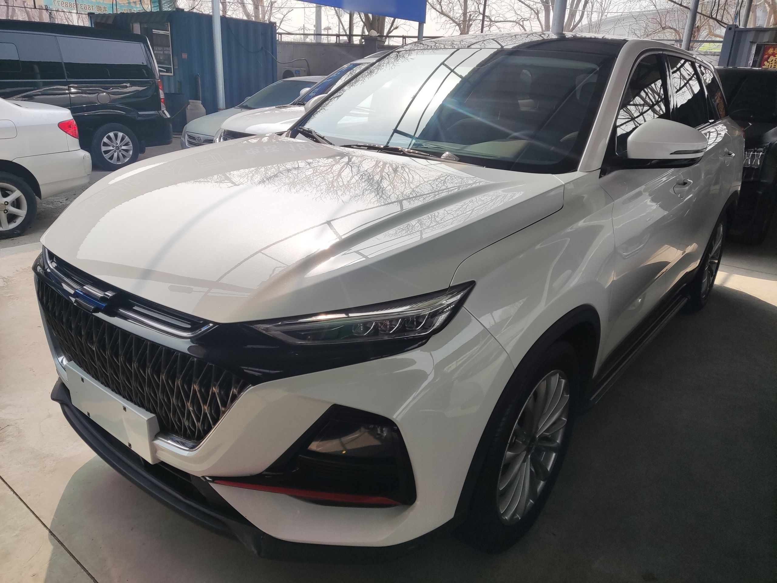 Под передней частью автомобиля