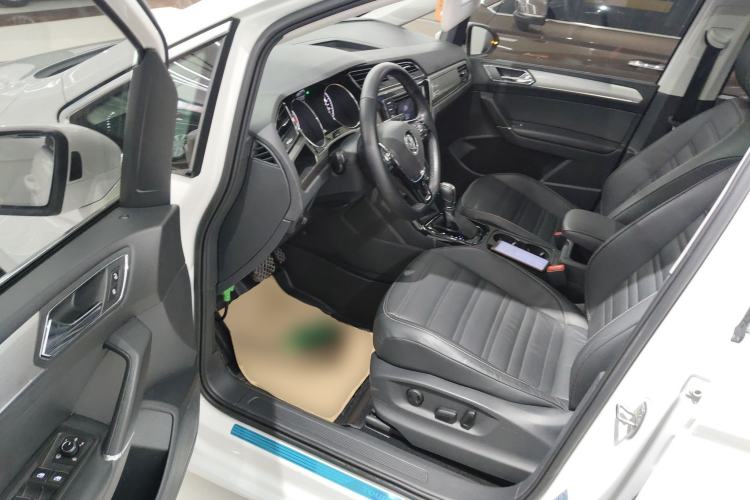 Used Volkswagen Touran 2016 Volkswagen Touran L 280TSI DSG Luxury Edition Driver Seat