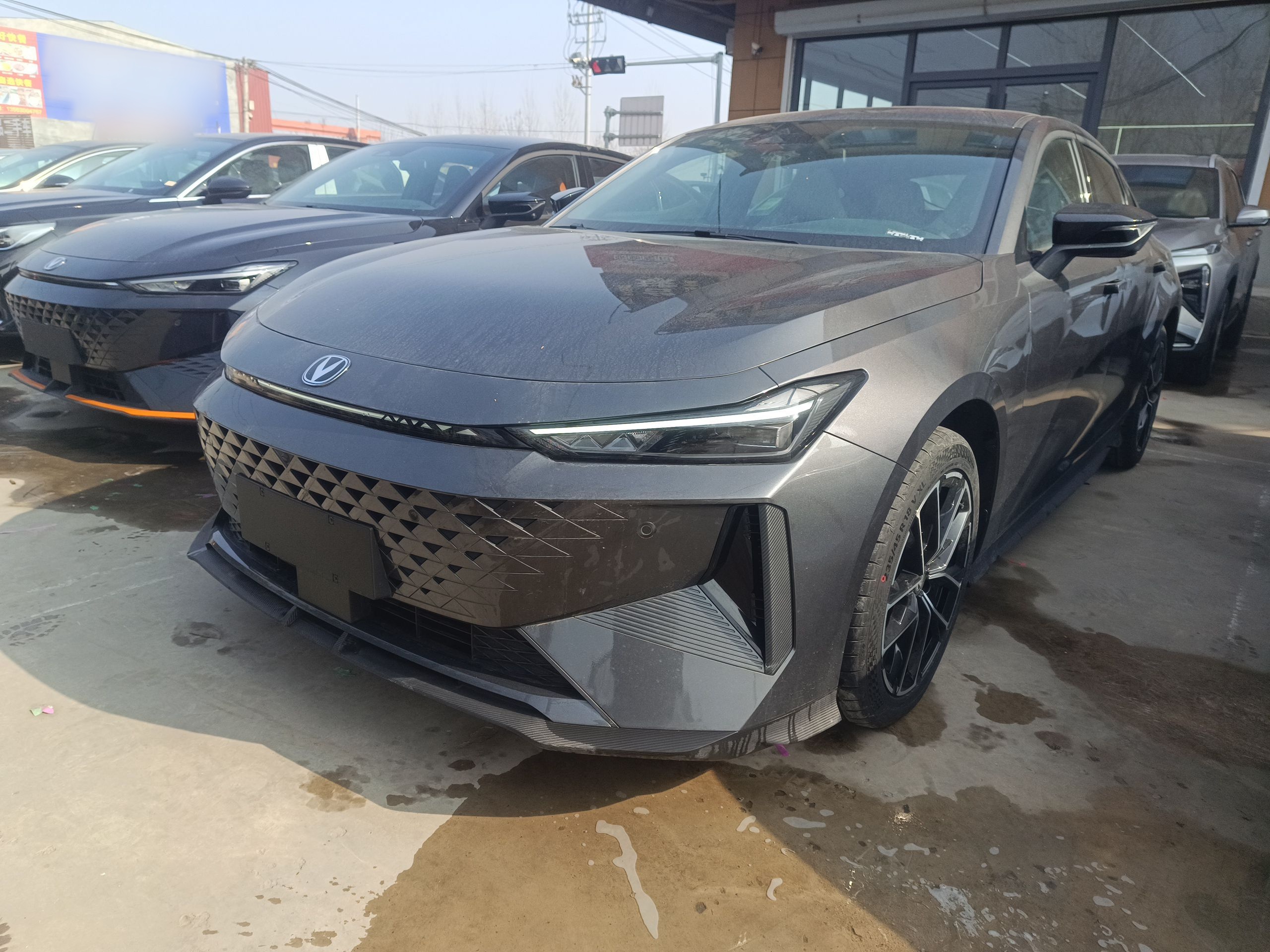 Под передней частью автомобиля