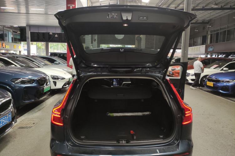 Used Volvo V60 2022 B5 Zhiyuan Luxury Edition Trunk