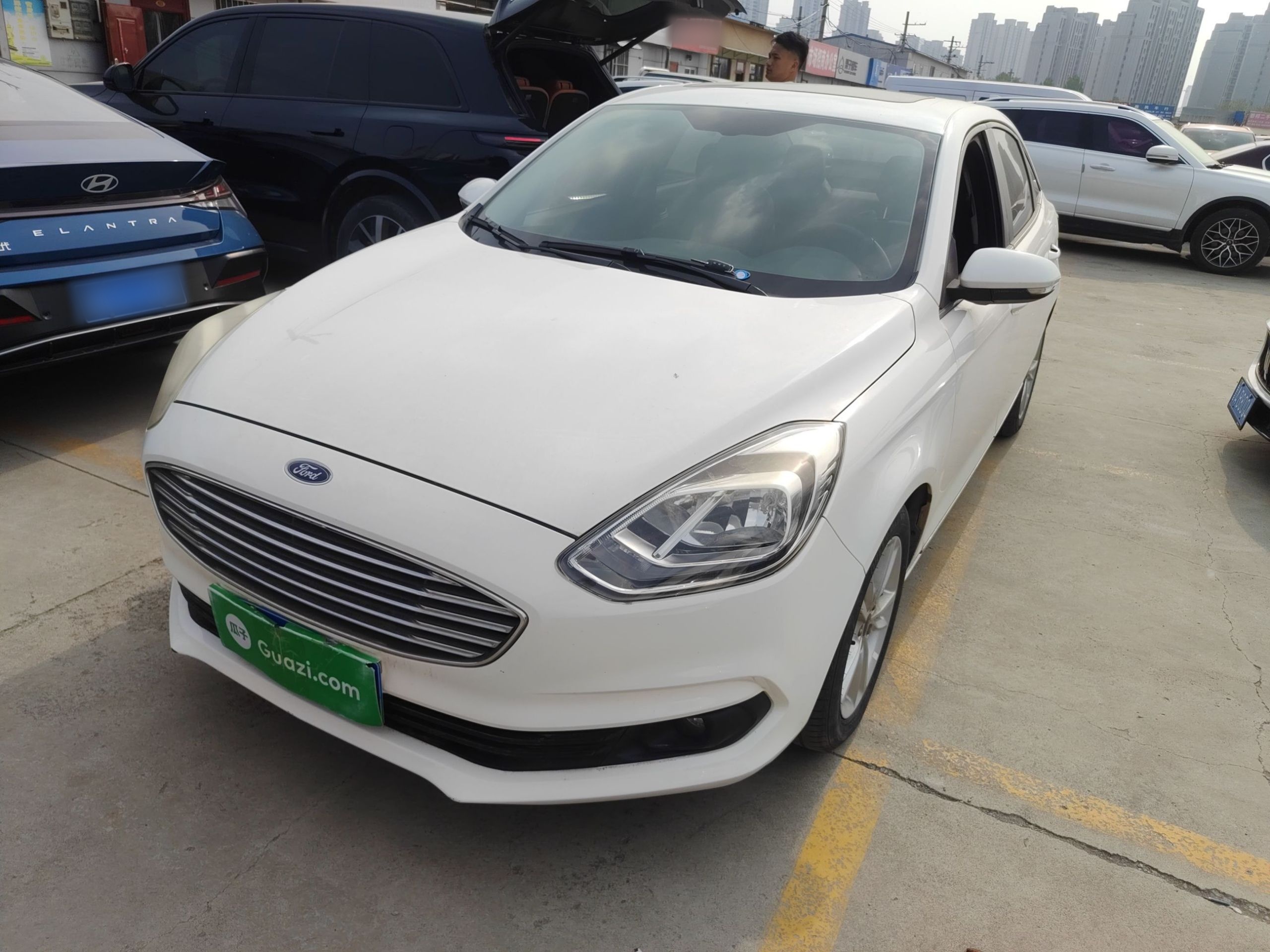 Под передней частью автомобиля