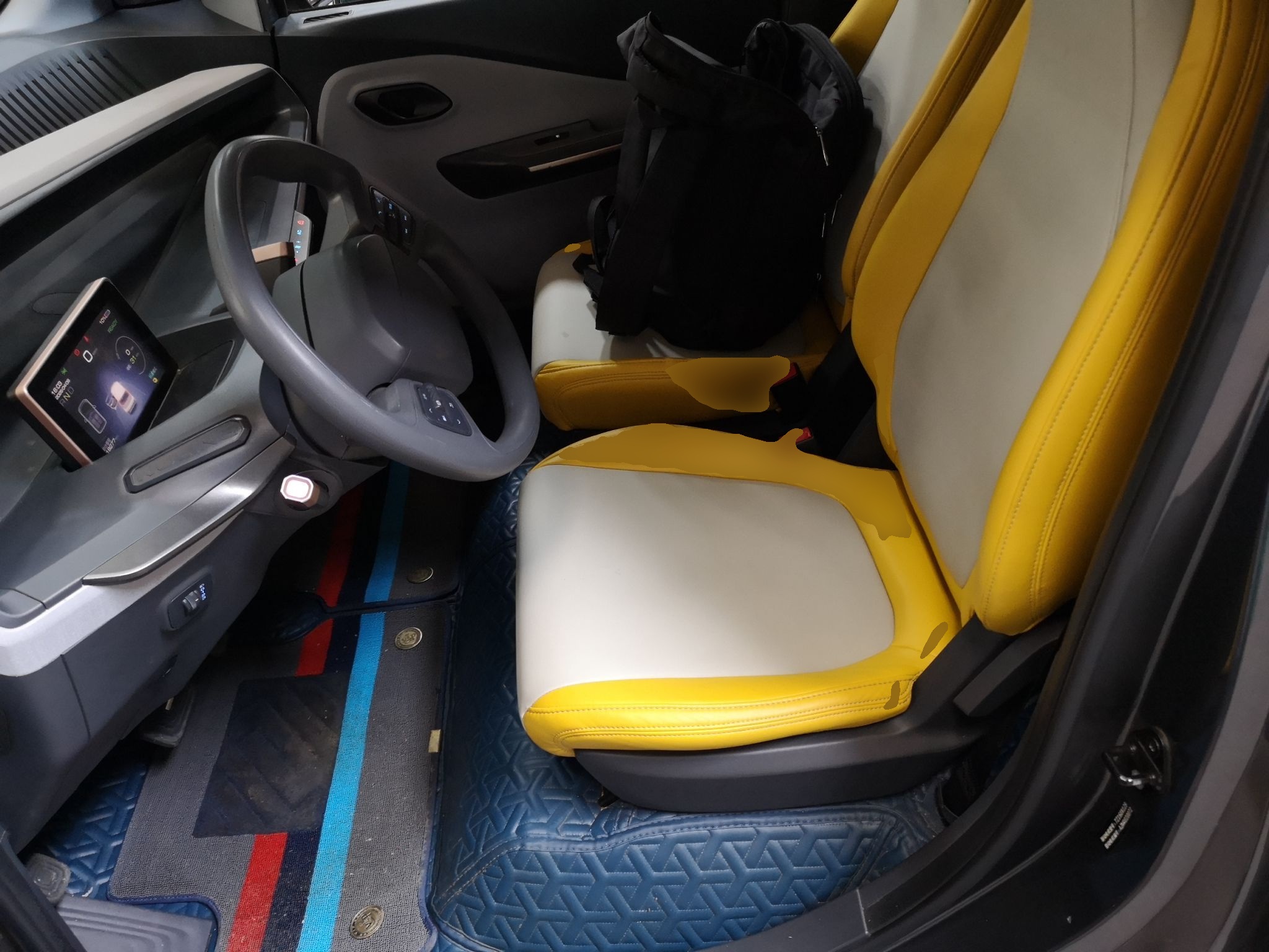 المقاعد الأمامية داخل السيارة