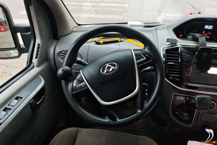 Used SAIC MAXUS Xintu V80 2018 2.5T AMT Aoyuntong Short Wheelbase Mid-Roof 5-6 Seater
