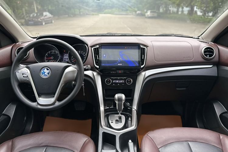 Used Venucia T70X 2016 2.0L CVT SmartFun Sport Edition
