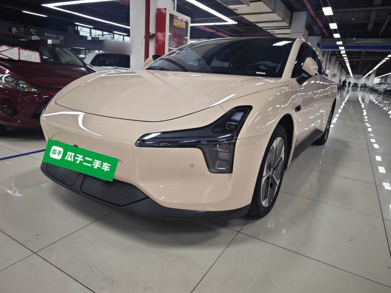 تحت مقدمة السيارة