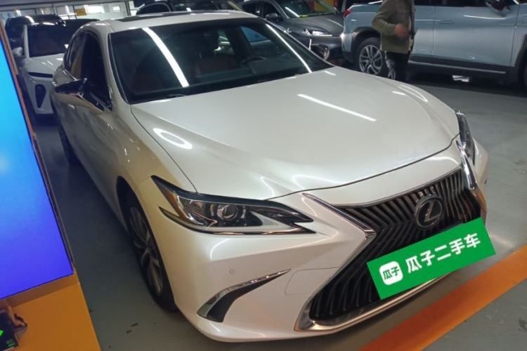 Used Lexus ES 2020 200 Excellence Edition Front Right 45 Deg