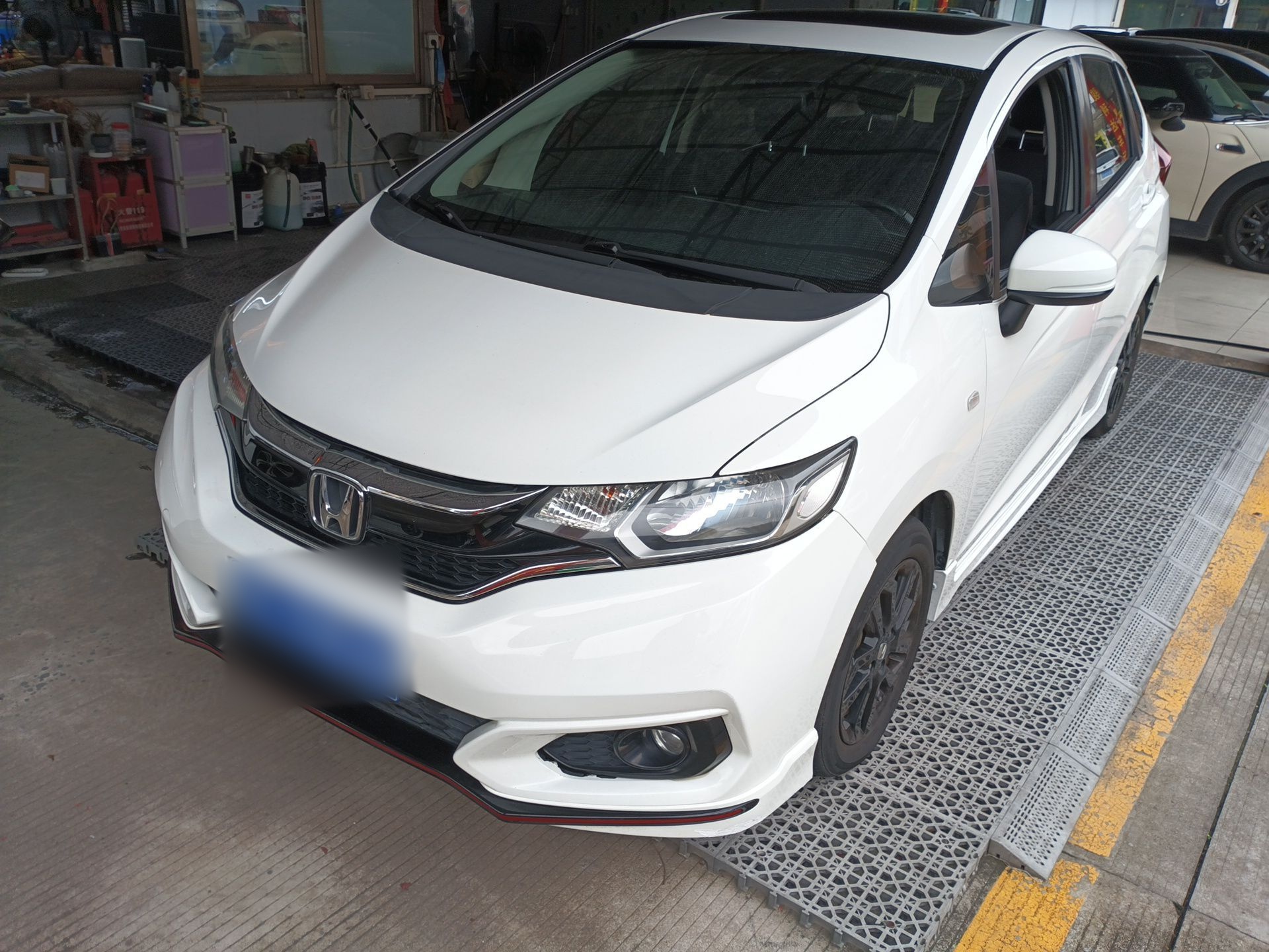 Под передней частью автомобиля