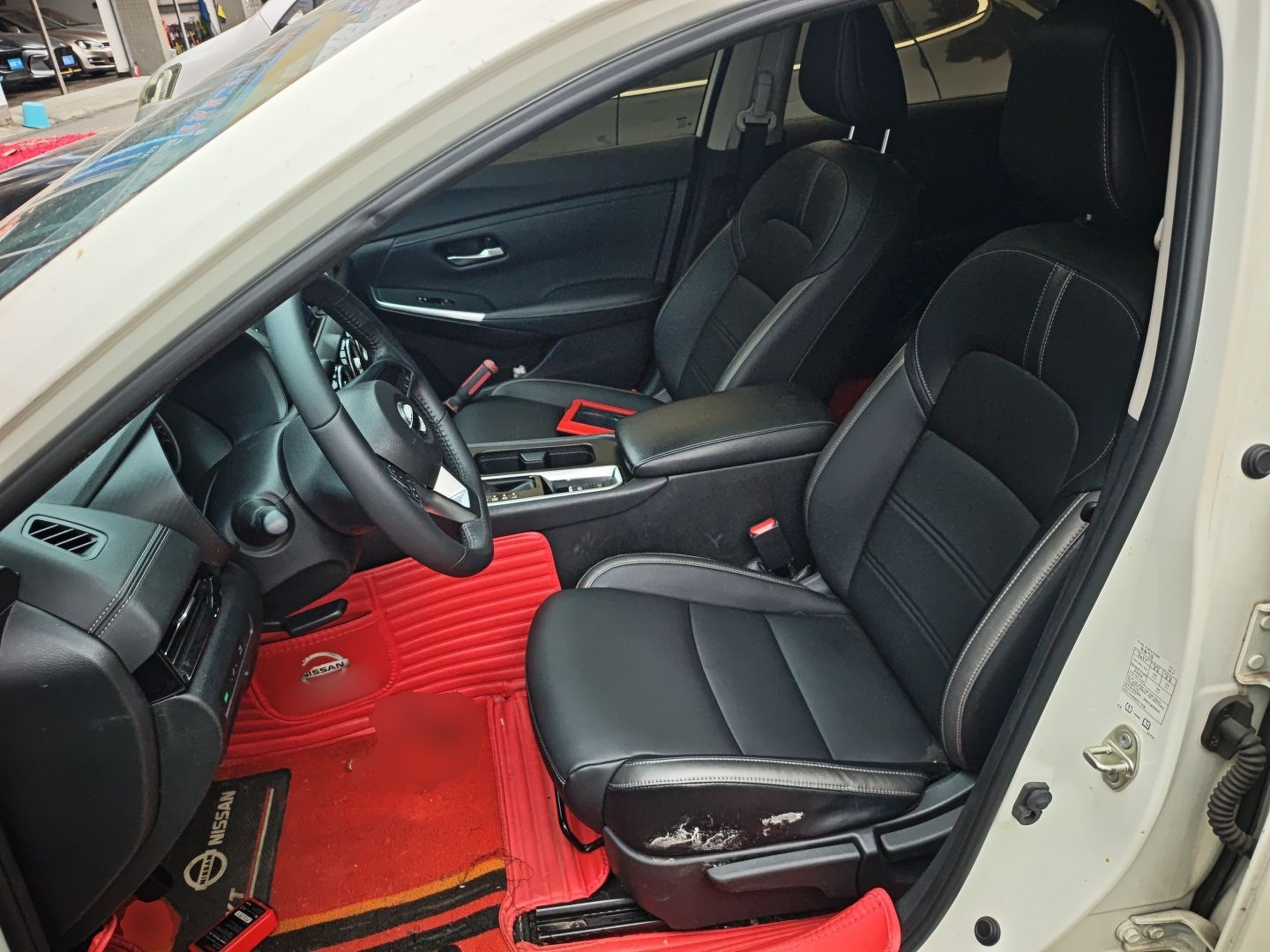 المقاعد الأمامية داخل السيارة