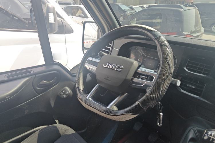 Used JMC Fushun 2023 2.0T Automatic Long-Wheelbase Mid-to-High Roof Commercial Van-Type Transport Vehicle – 2/3 Seats