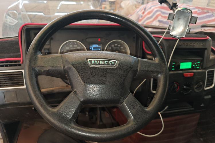 Used Iveco Daily 2017 2.8T V35 Box Truck 3 Seats 43S5
