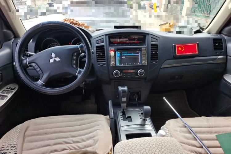 Used Mitsubishi Pajero 2014 3.0L Elite Upgrade Edition Center Console