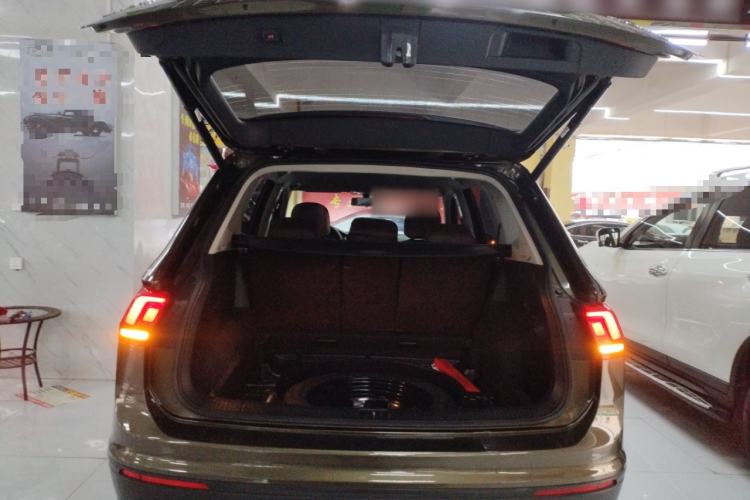 Used Volkswagen Tiguan L 2017 330TSI Automatic Two-Wheel Drive Luxury Edition Trunk