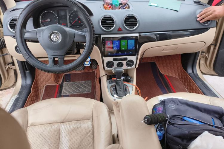 Used Volkswagen Lavida 2011 1.6L Automatic Premium Edition Center Console