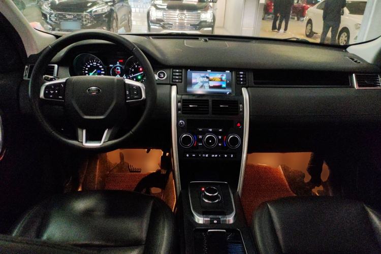 Used Land Rover Discovery Sport 2018 240 PS SE Version Center Console