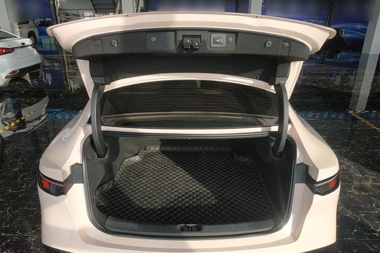 Used Nissan N7 2025 625 Max Trunk