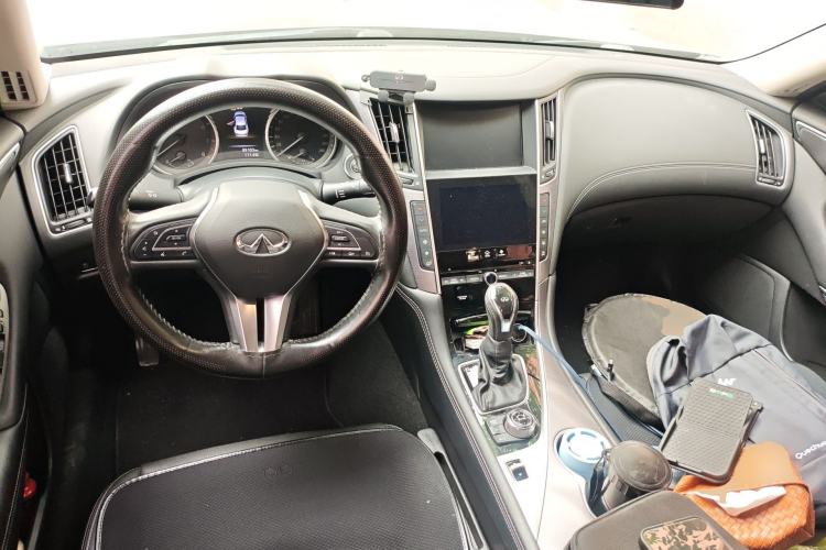 Used Infiniti Q50L 2018 2.0T Enjoyment Version China V Standard Center Console