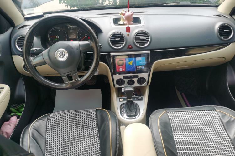 Used Volkswagen Lavida 2011 1.6L Automatic Premium Edition Center Console