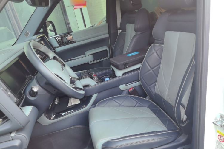 Used Formula Leopard 5 2023 Navigator Edition Left Front Seat