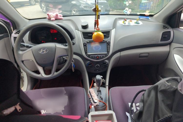 Used Hyundai Verna (older generation) 2014 1.4L Automatic Smart GLS Center Console