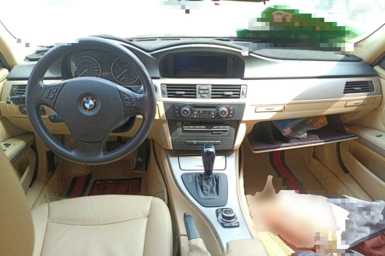 Used BMW 3 Series 2010 320i Luxury Model Center Console