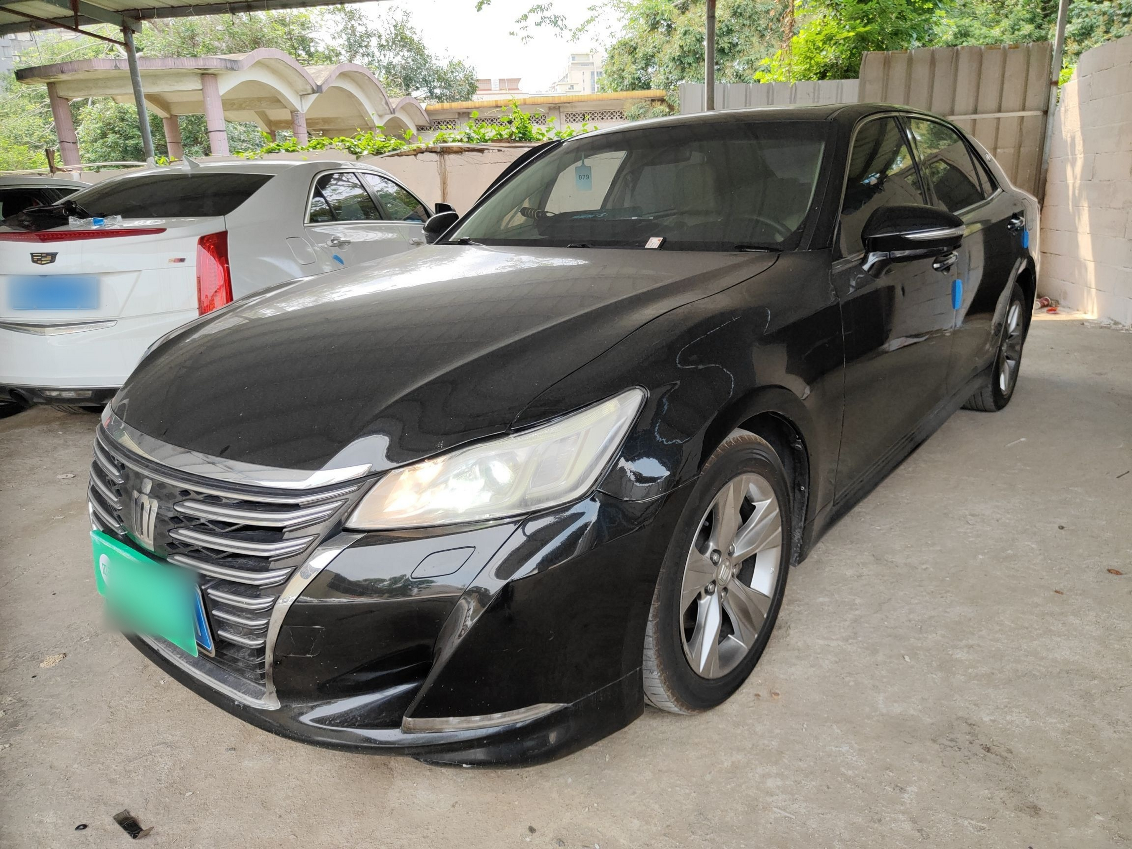 Под передней частью автомобиля