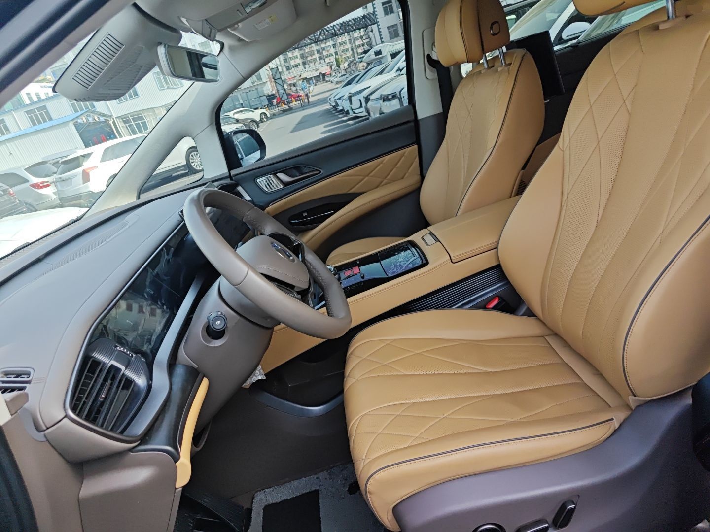 المقاعد الأمامية داخل السيارة