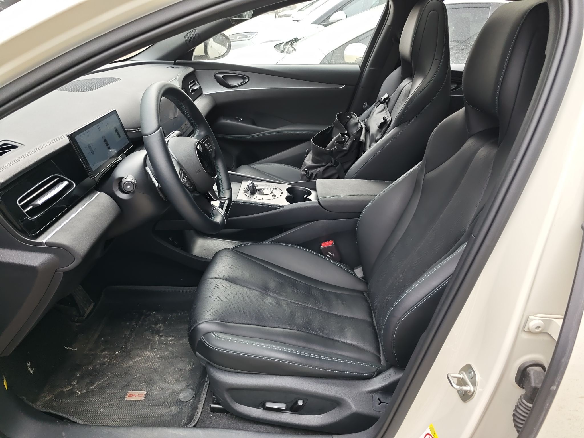 Переднее сиденье в автомобиле