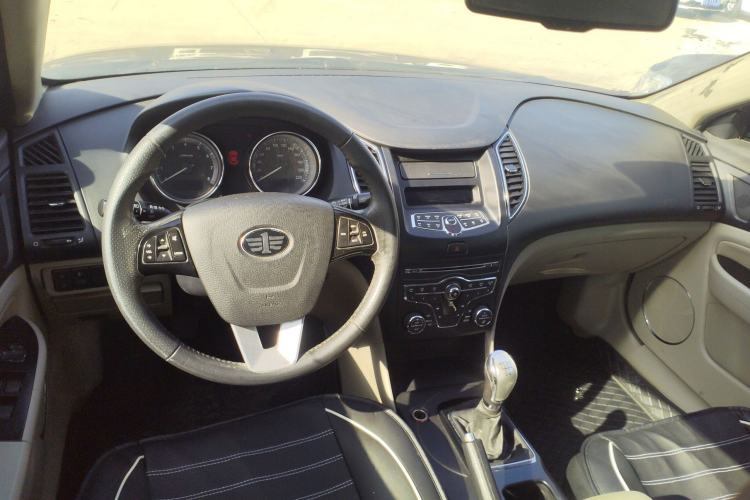 Used Bestune B50 2013 1.6L manual luxury version Center Console