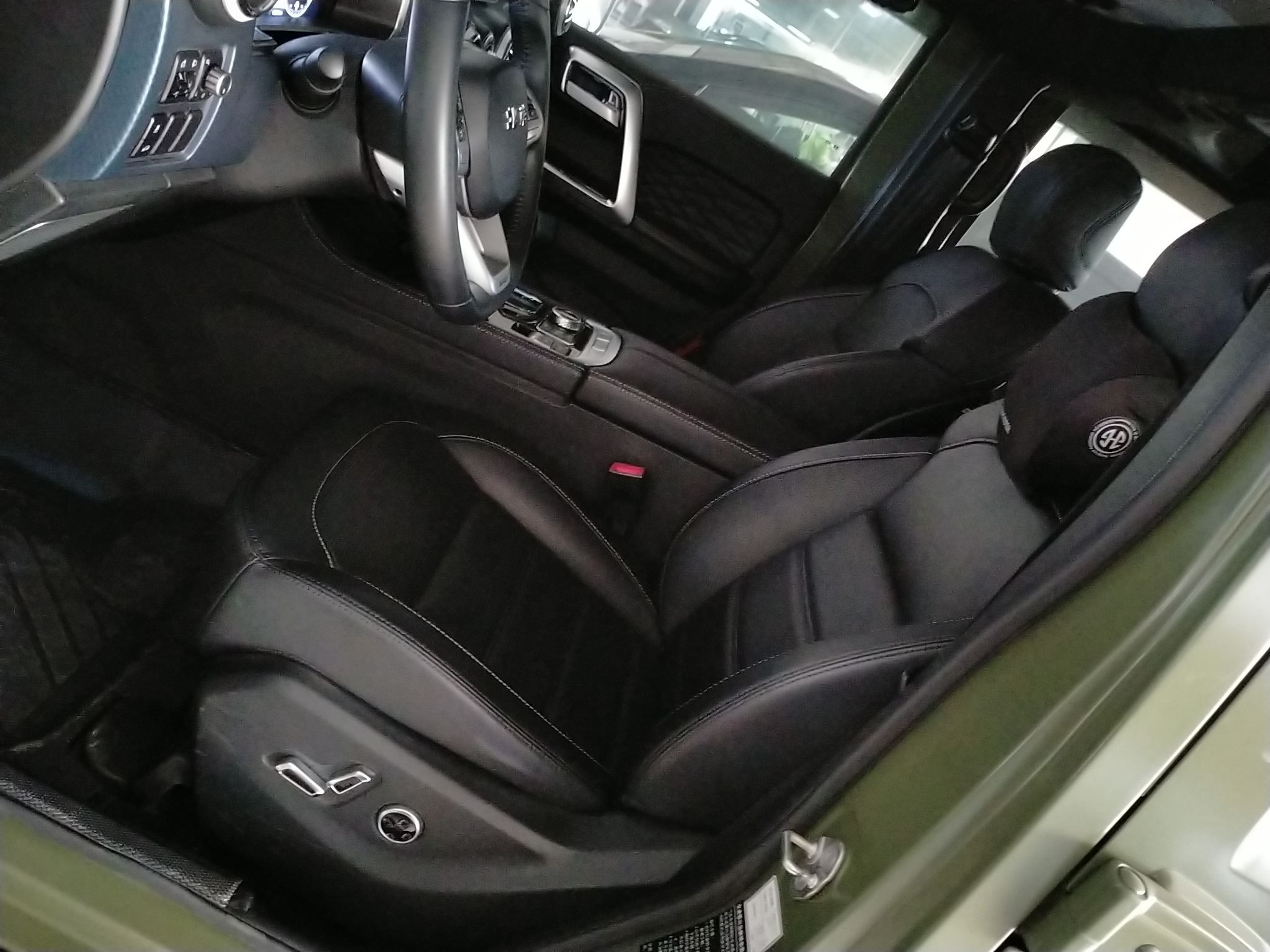 المقاعد الأمامية داخل السيارة