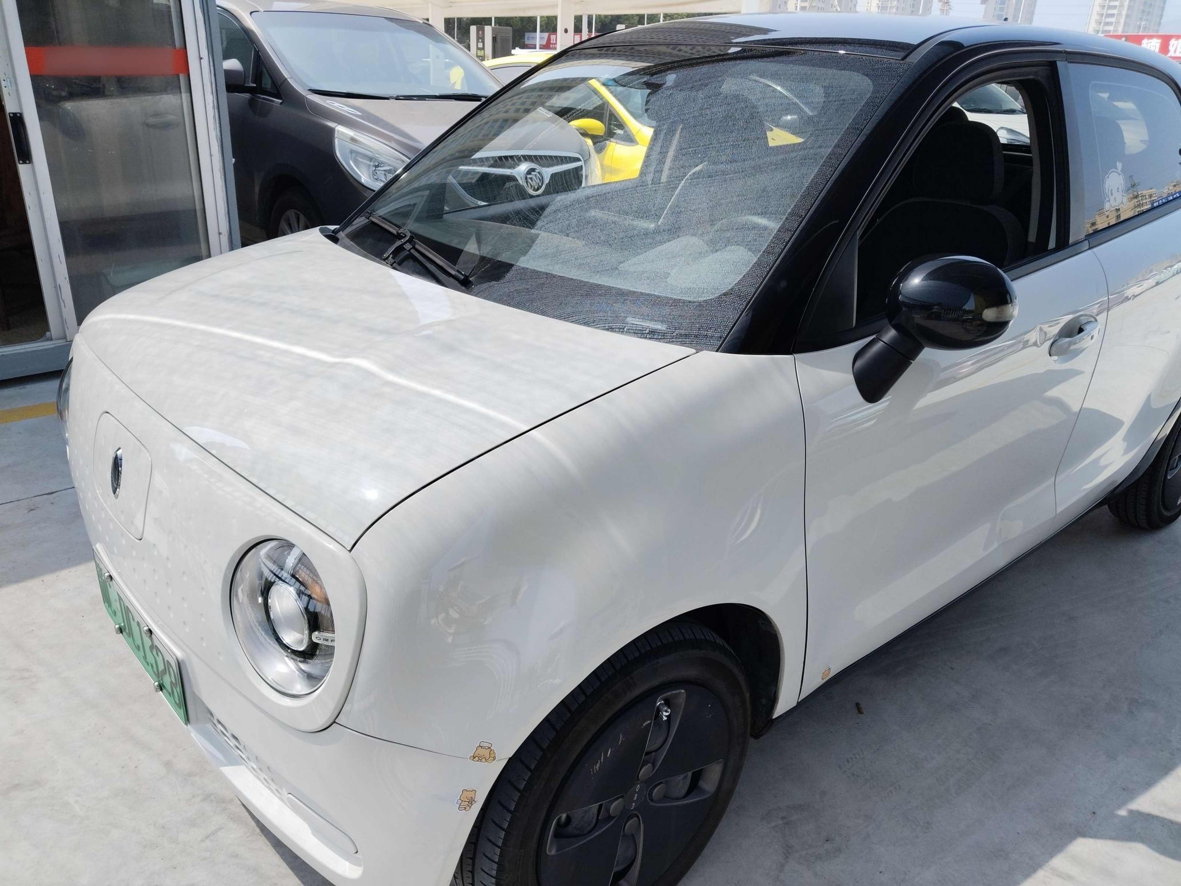 تحت مقدمة السيارة