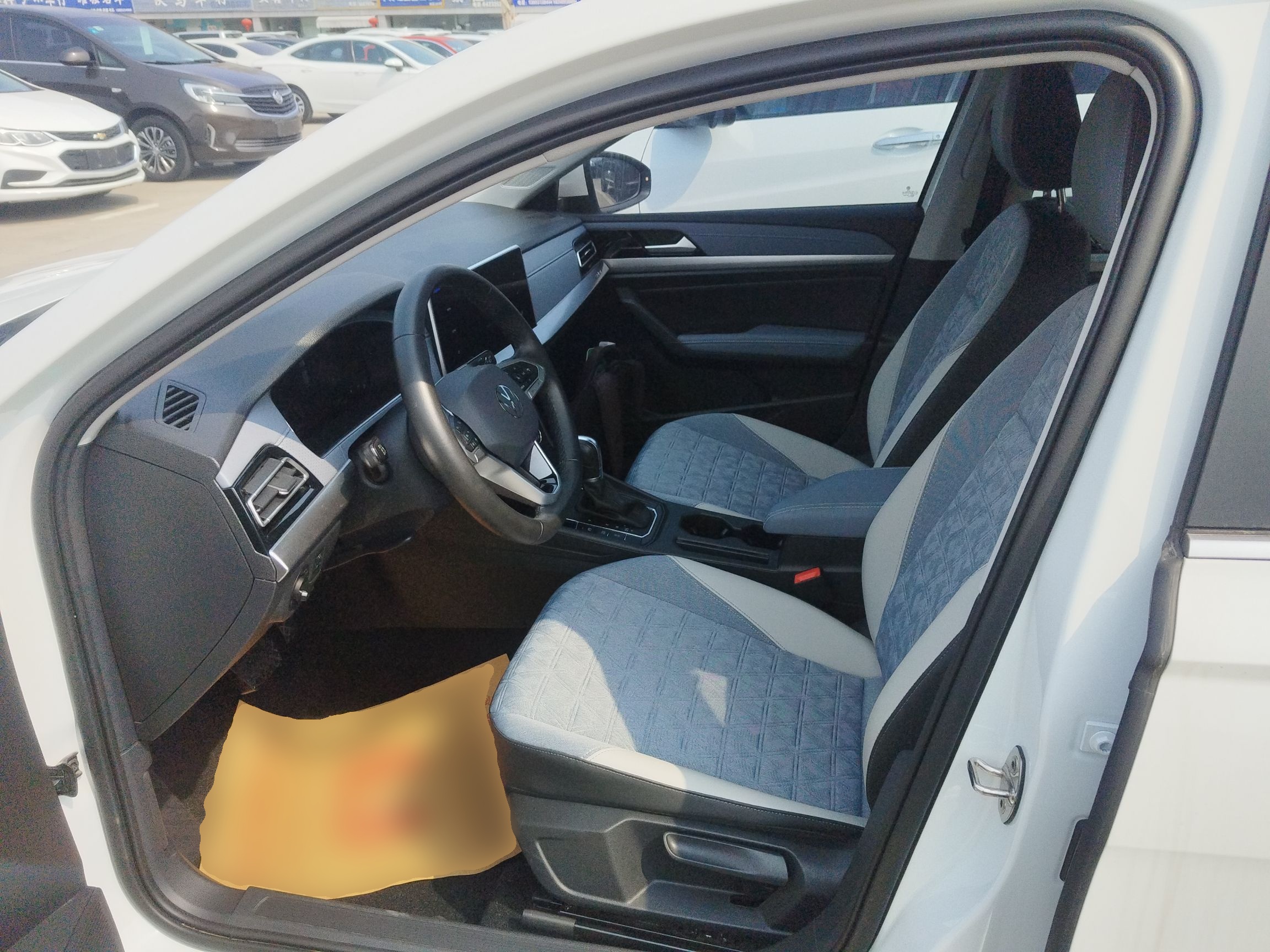 Переднее сиденье в автомобиле