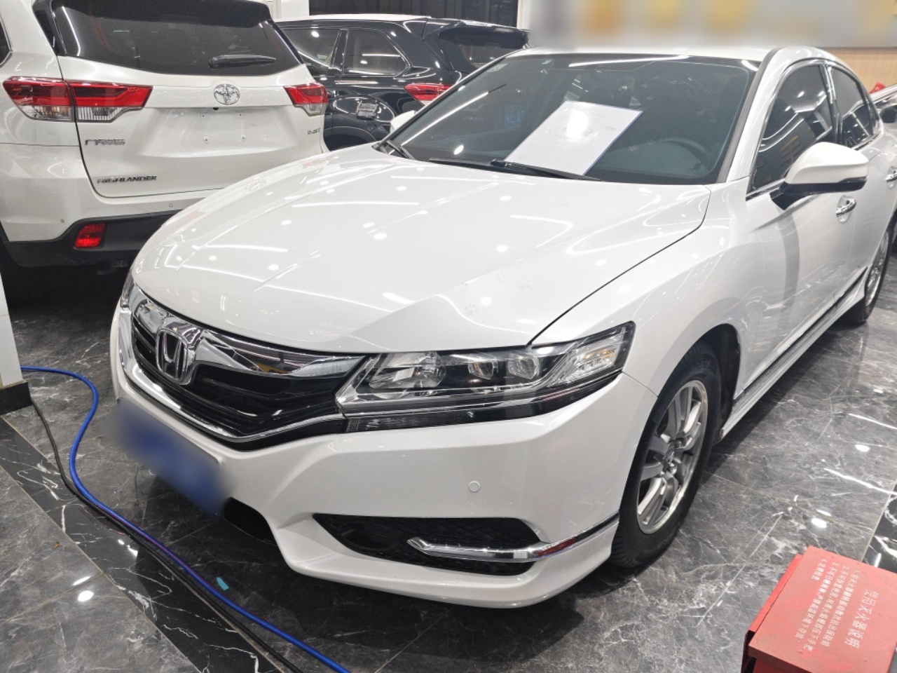 تحت مقدمة السيارة