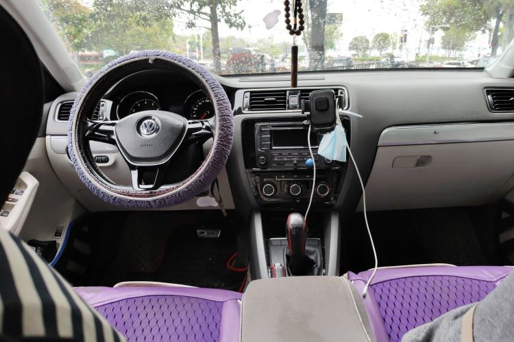 Used Volkswagen Sagitar 2015 1.6L Automatic Comfort Model Center Console