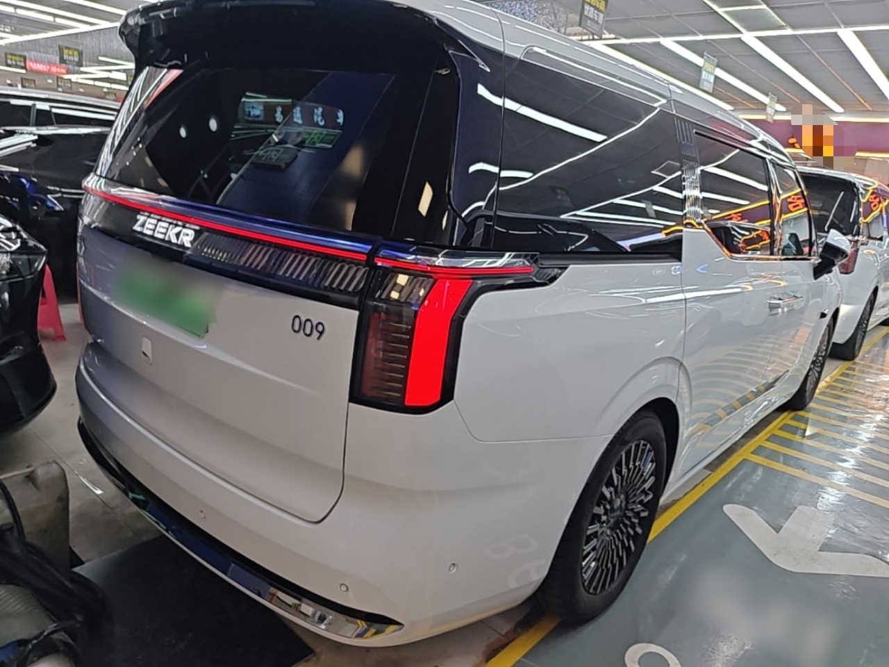 Zeekr 009 2024 7-Seater Walk-Through Version Four-Wheel Drive 108 kWh — снимка 6