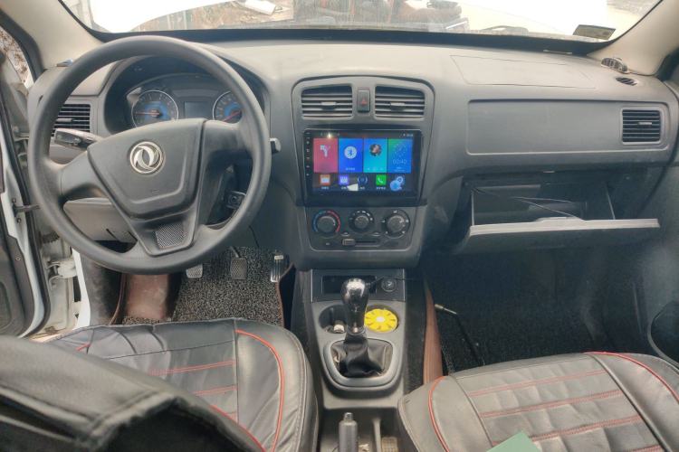 Used Dongfeng Fengon 330 2014 1.5L Manual Utility Version DK15 Center Console