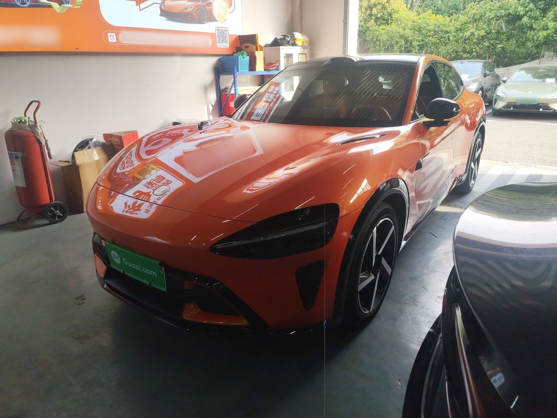 تحت مقدمة السيارة