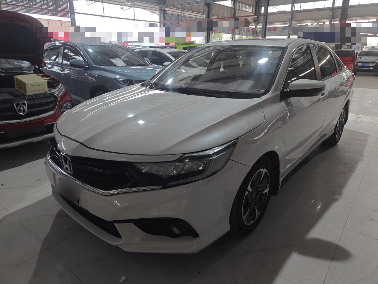 تحت مقدمة السيارة