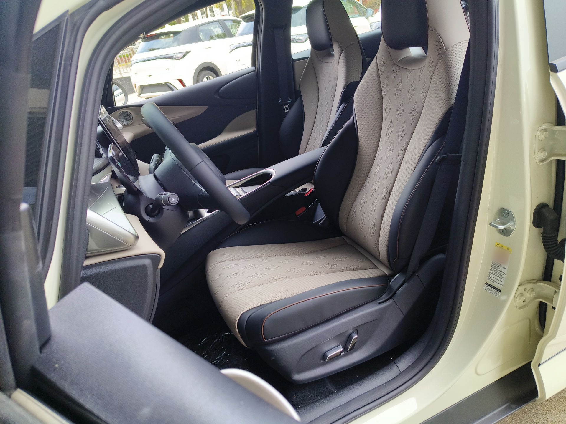 المقاعد الأمامية داخل السيارة