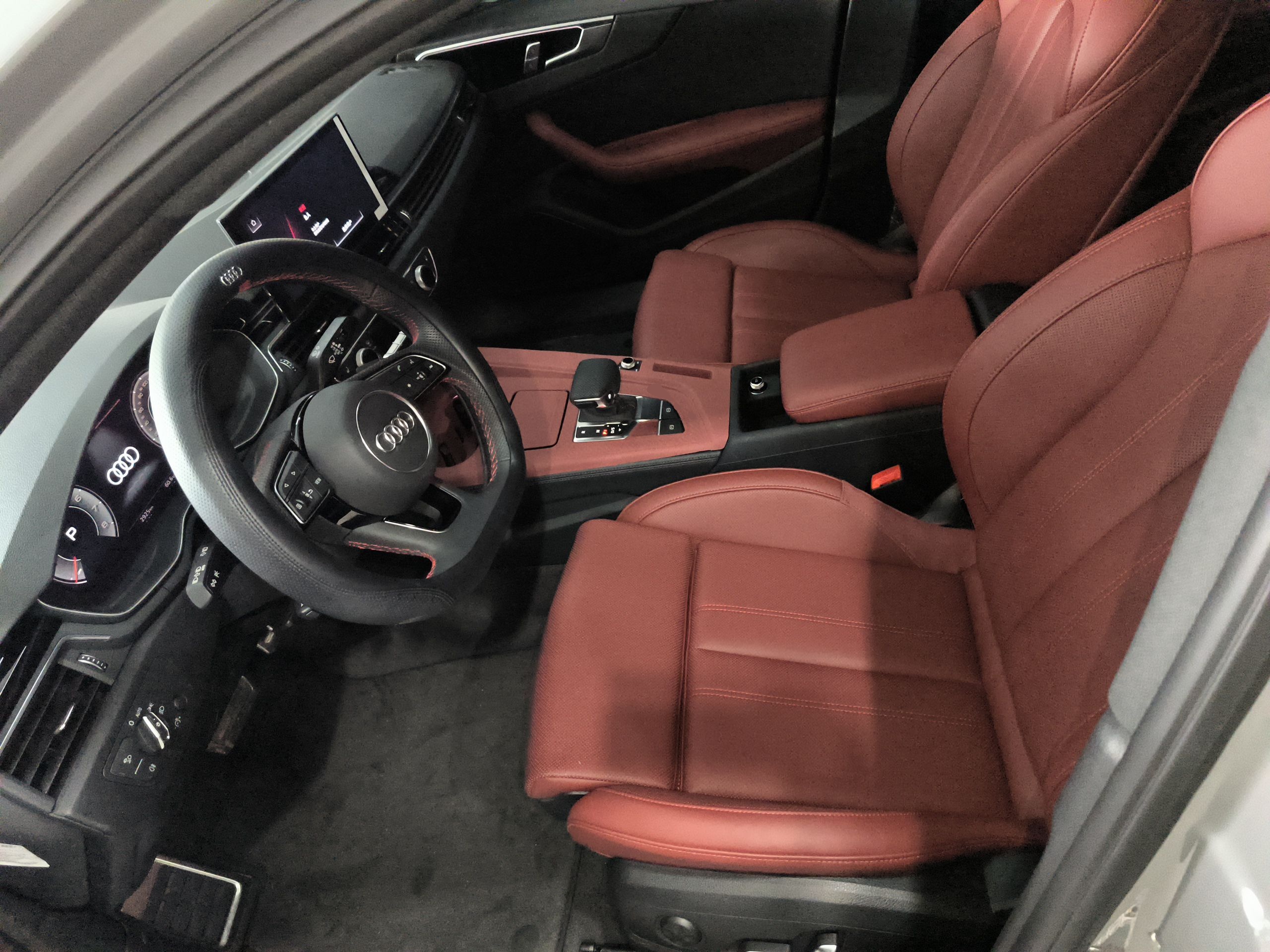 Переднее сиденье в автомобиле