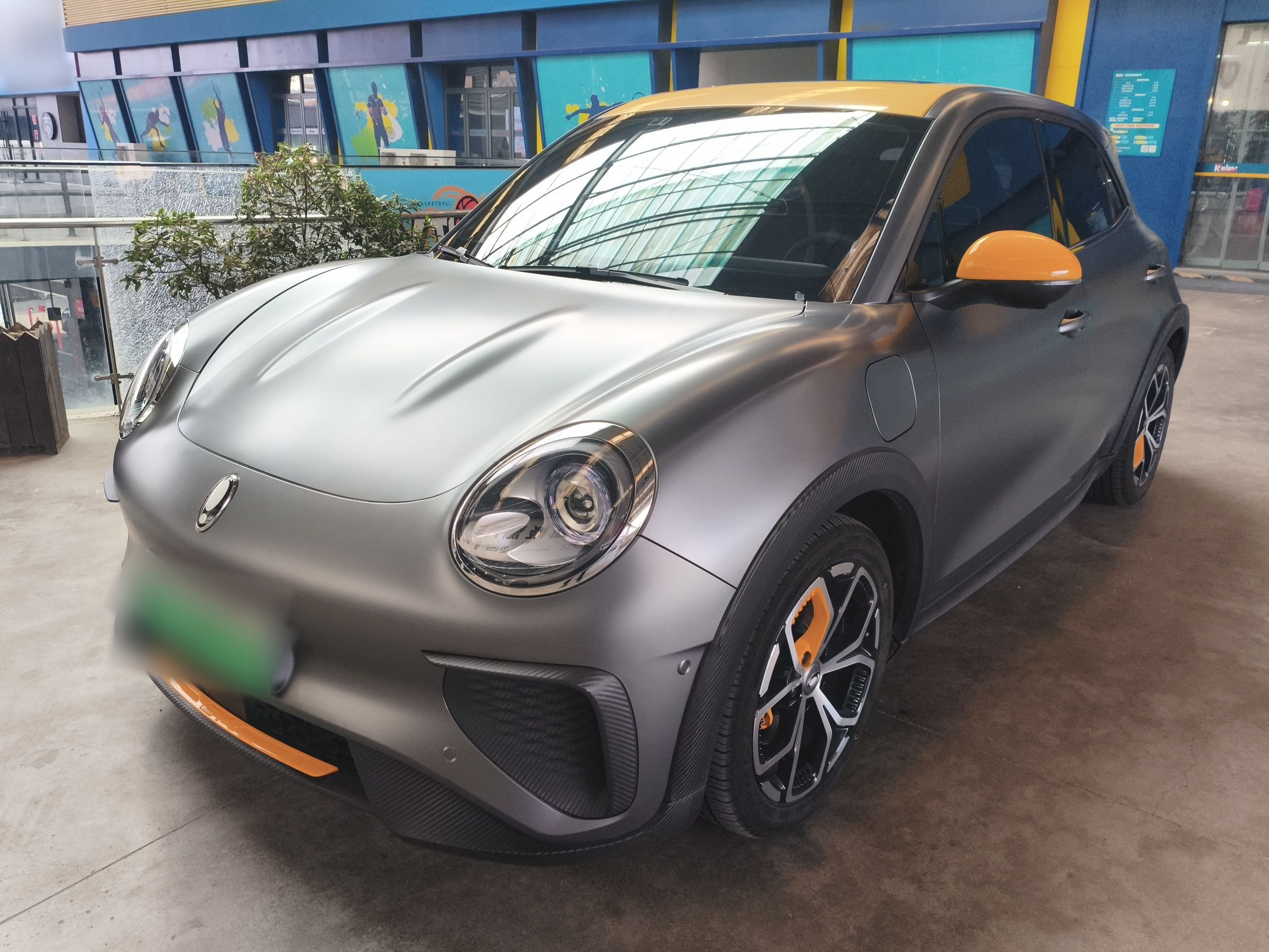 Под передней частью автомобиля