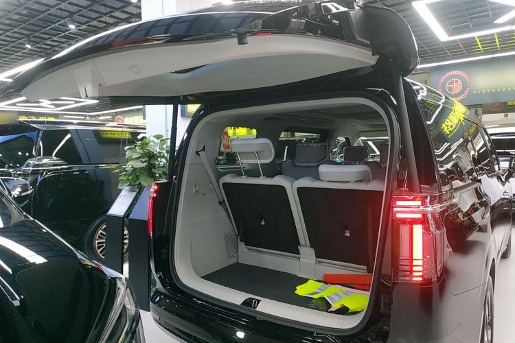 Used Volvo EM90 2025 Ultra Six-Seater