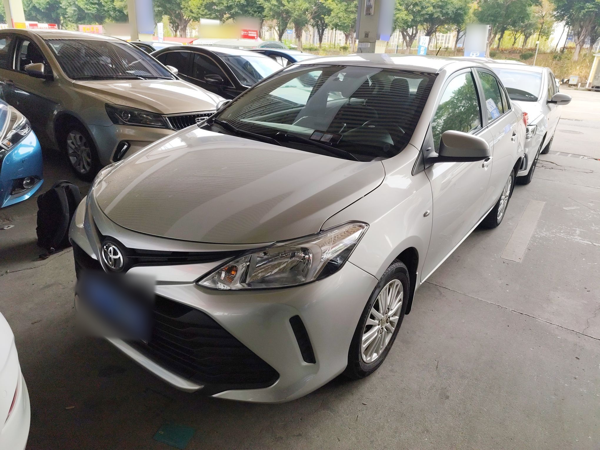 تحت مقدمة السيارة