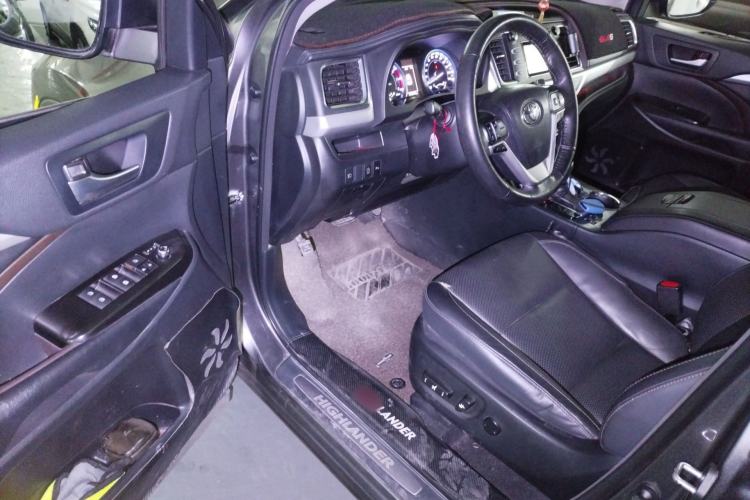Used Toyota Highlander 2018 2.0T Four-Wheel Drive Luxury Edition 7 Seats China V Emission Standard Driver Seat