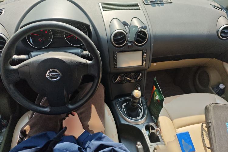 Used Nissan Qashqai 2012 2.0 XL Fire 6MT 2WD Center Console