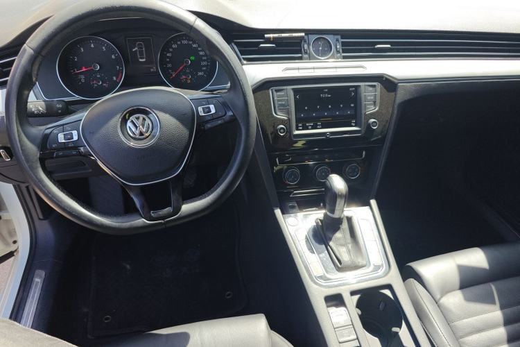 Used Volkswagen Magotan 2017 330TSI DSG Leading Model Center Console