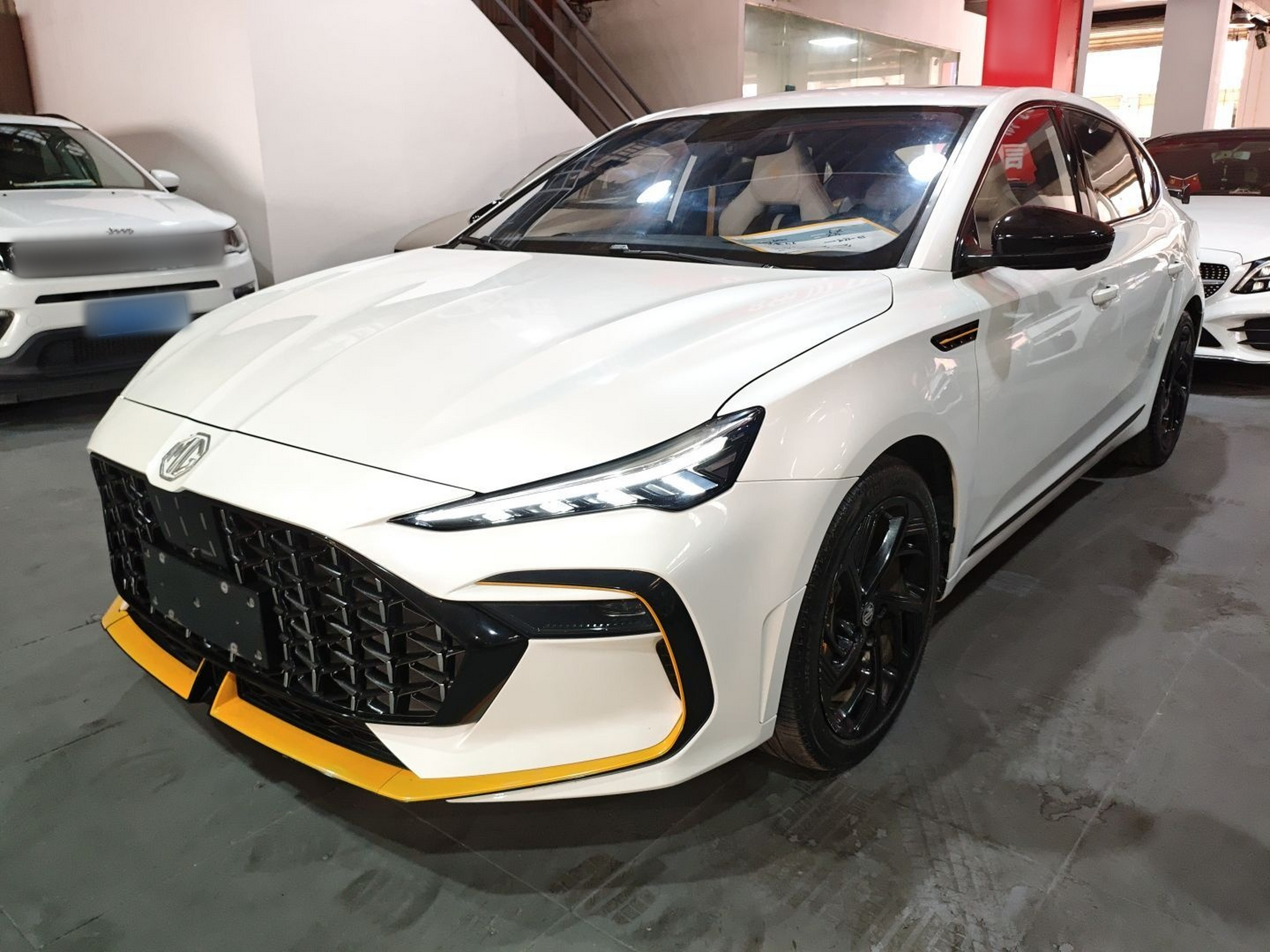 Под передней частью автомобиля