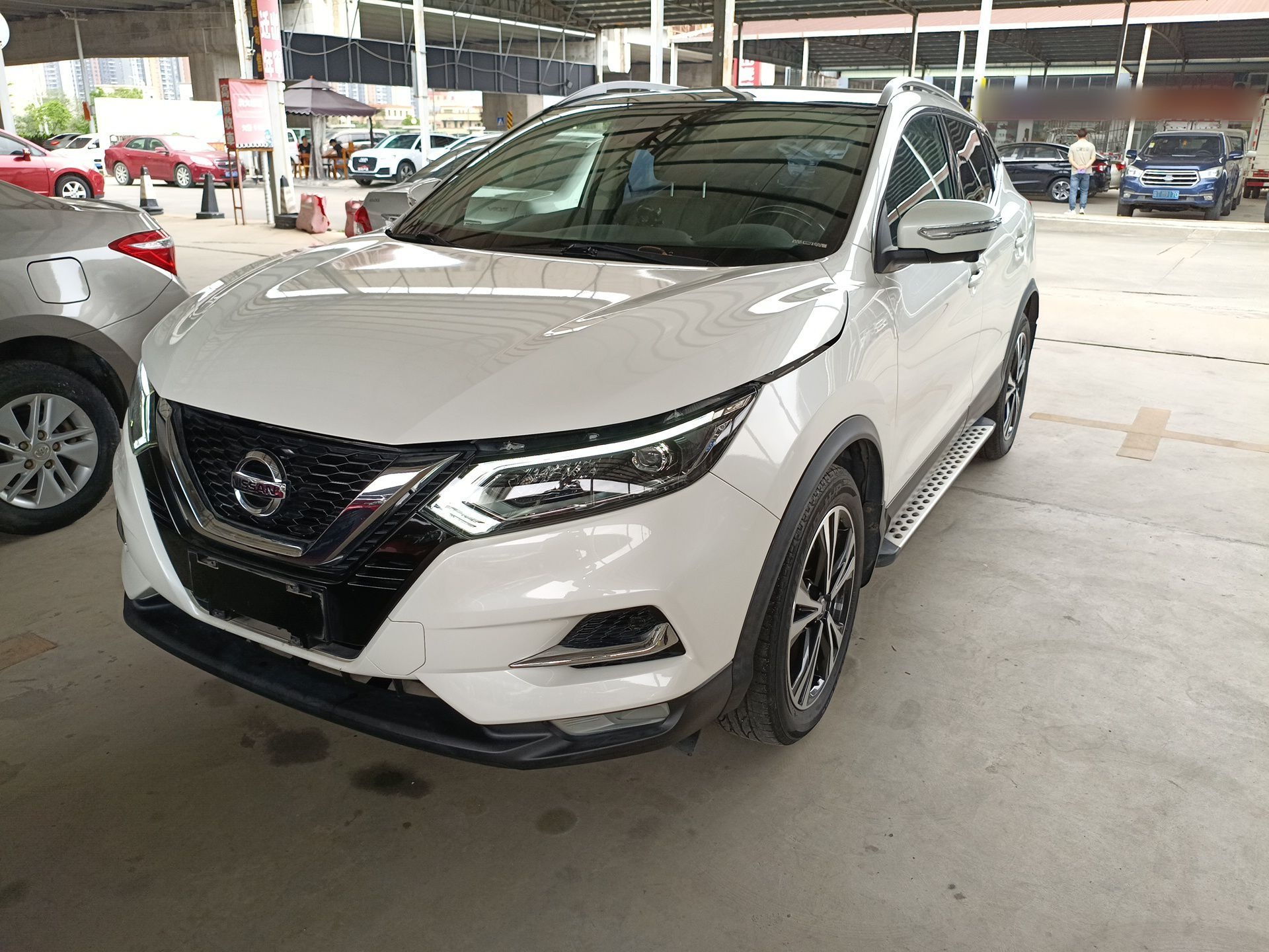 تحت مقدمة السيارة