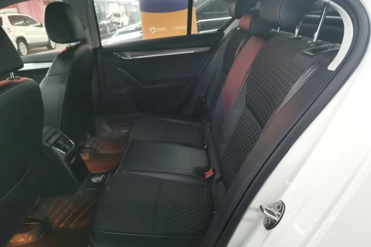 Used Skoda Octavia 2019 TSI230 DSG SmartDrive Luxury Edition China VI Left Rear Seat